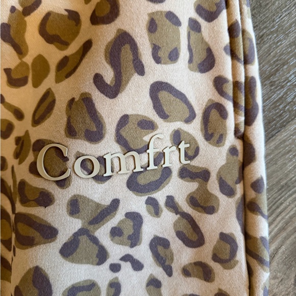 Comfrt Minimalist Straight Leg Sweatpants Cheetah Print Size Small - Picture 2 of 4